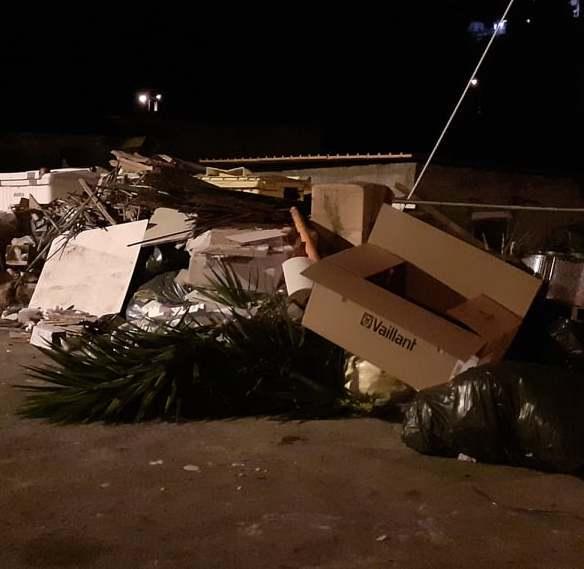 Rifiuti abbandonati, Codena protesta 