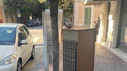 Tappeti e stufa abbandonati sul marciapiede in pieno centro