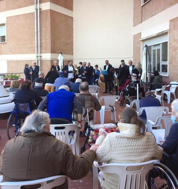 La banda Città di Livorno riporta musica e sorrisi a Pascoli e Villa Serena 