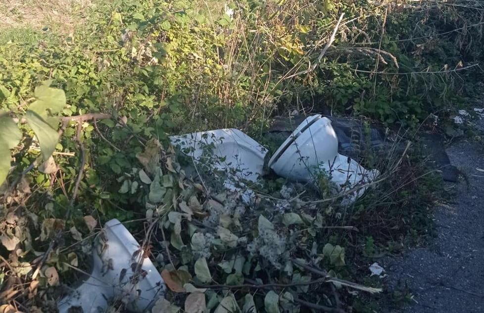 Discariche abusive e cassonetti riempiti con scarti tessili 