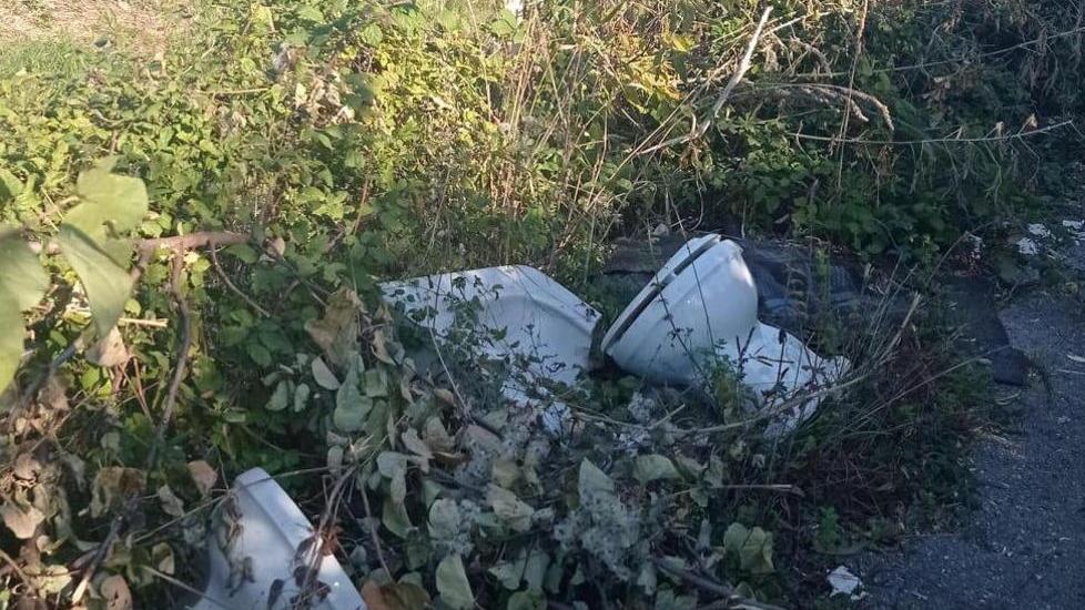 Discariche abusive e cassonetti riempiti con scarti tessili