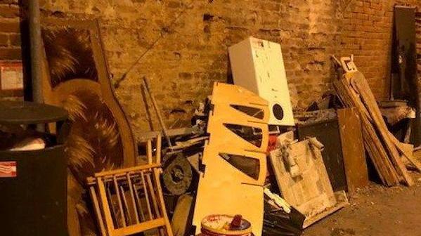 Protesta in centro per i rifiuti abbandonati