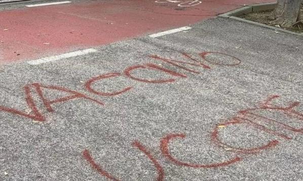No vax, sindaco aggredito su Facebook Imbrattati i cartelli del centro vaccinale 