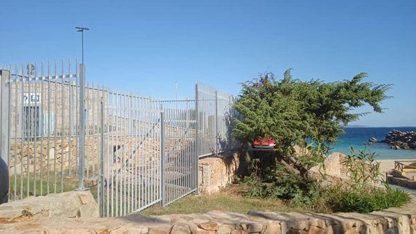 Santa Teresa, la sindaca: «Si rimuova subito la cancellata dalla spiaggia» 