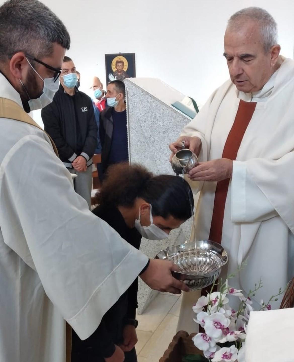 Nuchis, battezzato in carcere detenuto albanese