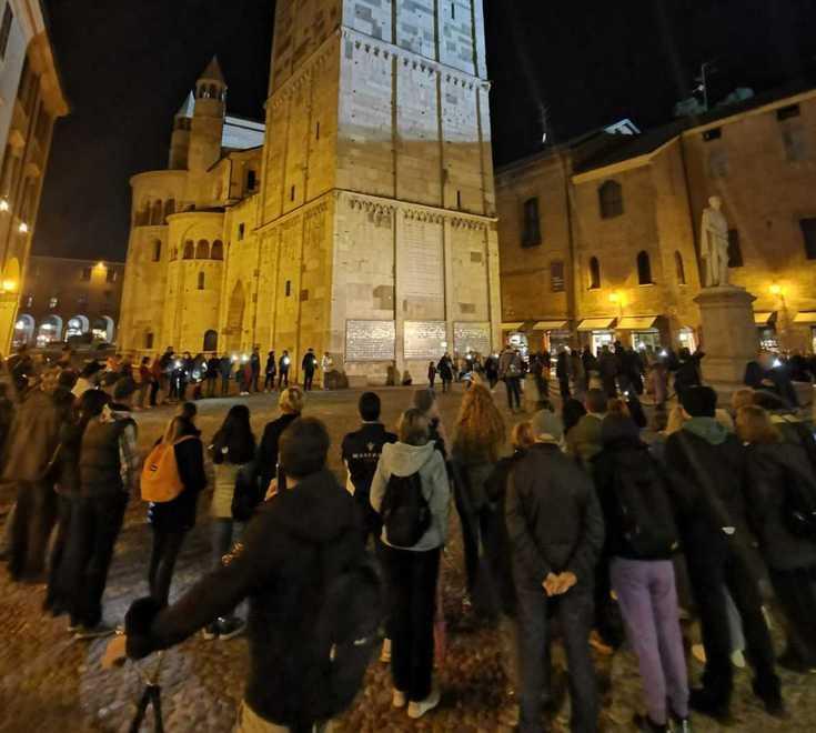 Modena. Oltre cento persone ai piedi della Ghirlandina per i portuali di Trieste 