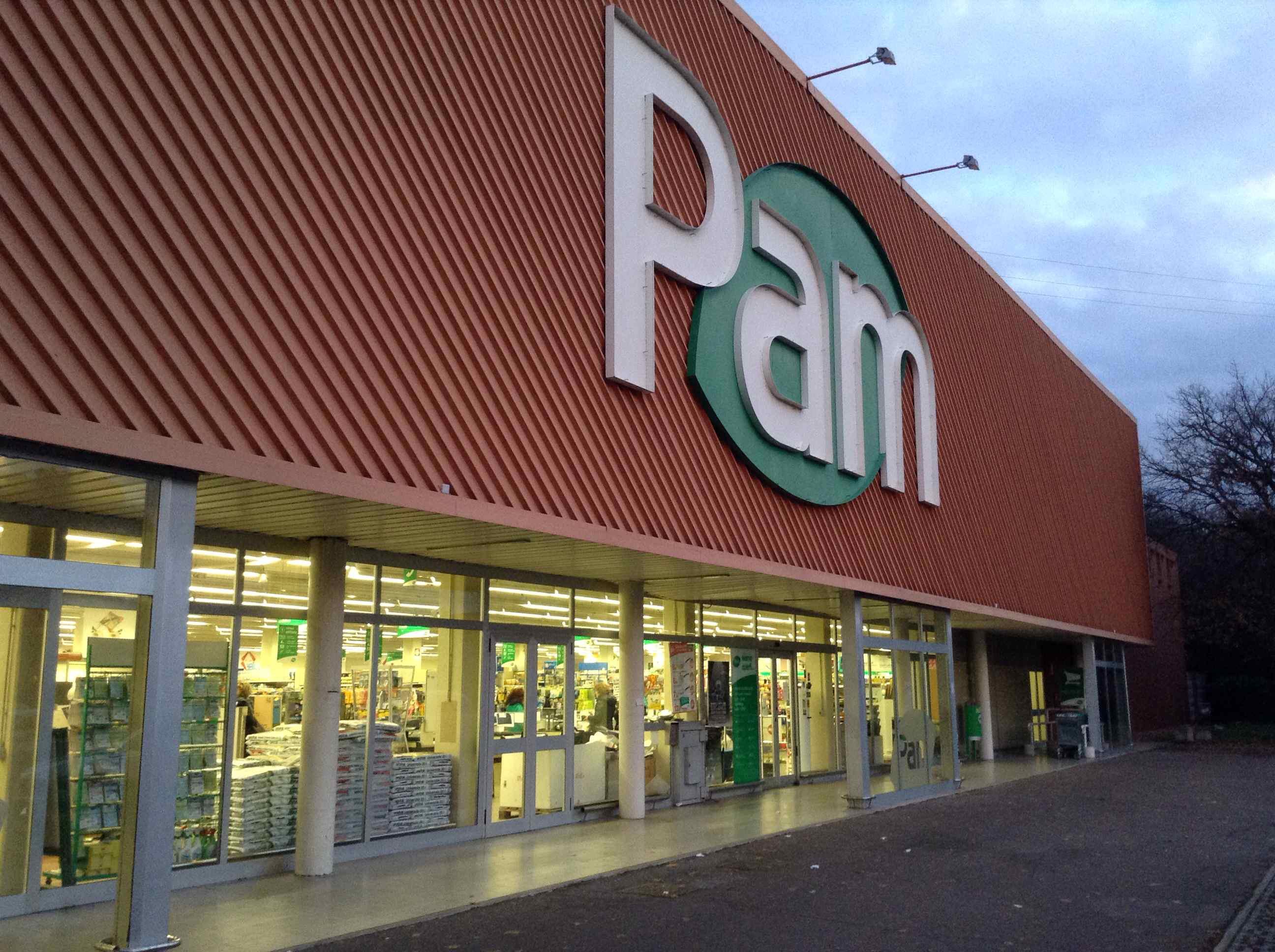 «Le cassiere devono fare anche le pulizie». In rivolta i dipendenti Pam: non ci stiamo 