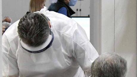 La vaccinazione di un anziano
