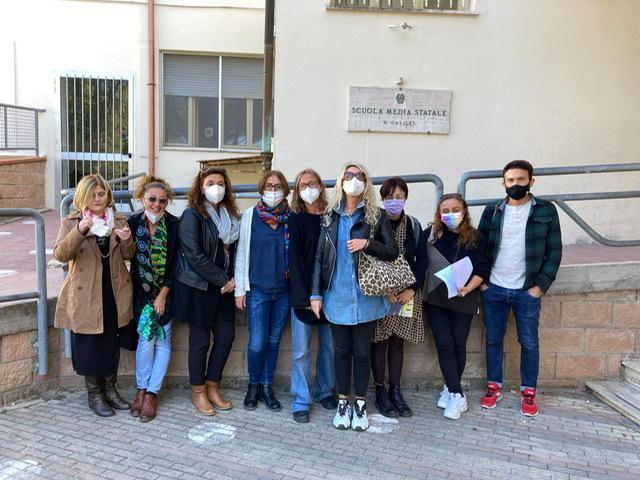Gli insegnanti della media davanti alle Galilei di Cecina