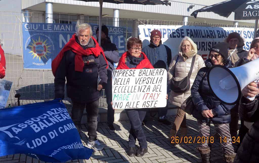 Una protesta anti-Bolkestein dei balneari versiliesi