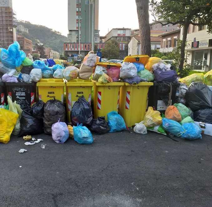 Porta a porta allargato in pochi mesi e la città si riempie di discariche abusive 