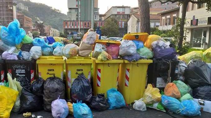 Porta a porta allargato in pochi mesi e la città si riempie di discariche abusive