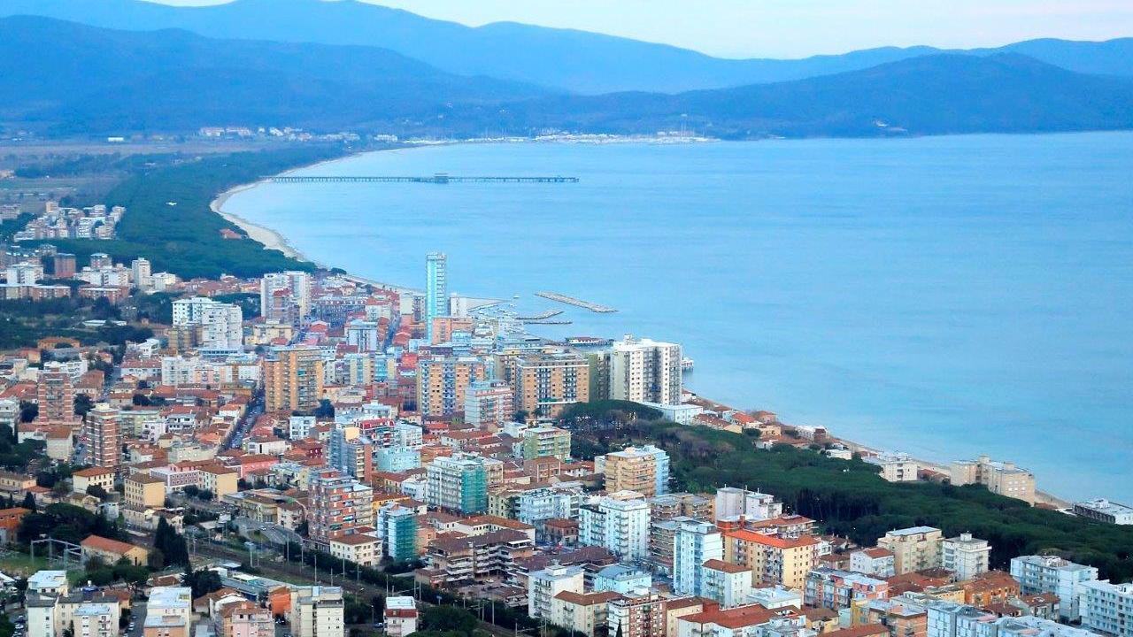 Una veduta aerea di Follonica