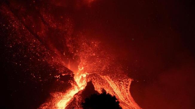 Eruzione Canarie: oggi è un mese di attività del vulcano