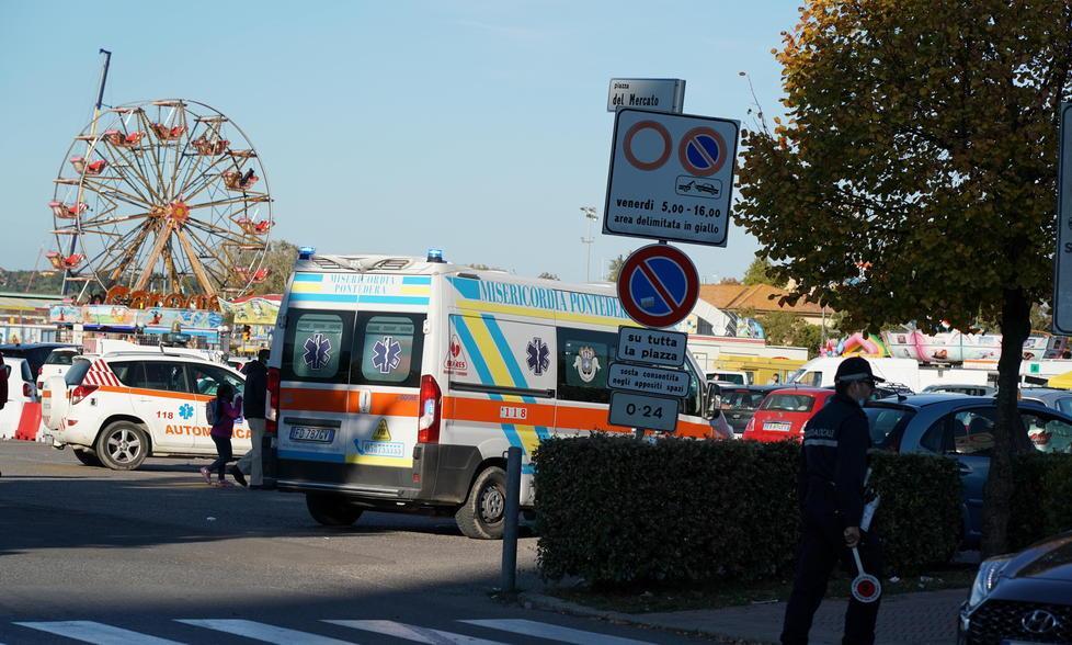 Rianimata dopo l’attacco di cuore, salva grazie agli agenti e al marito (aiutato da un passante)