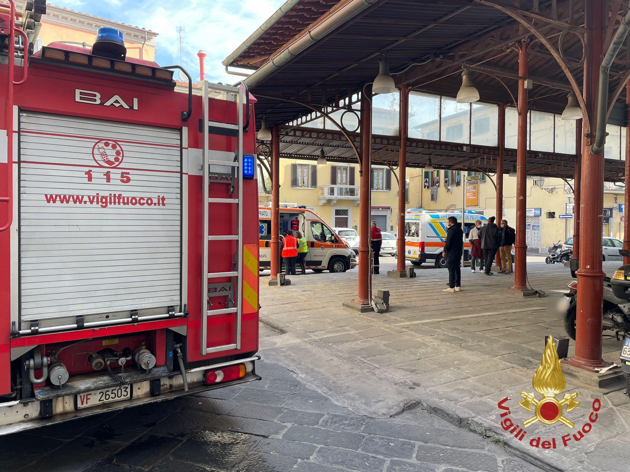 L'intervento dei vigili del fuoco in piazza Lippi