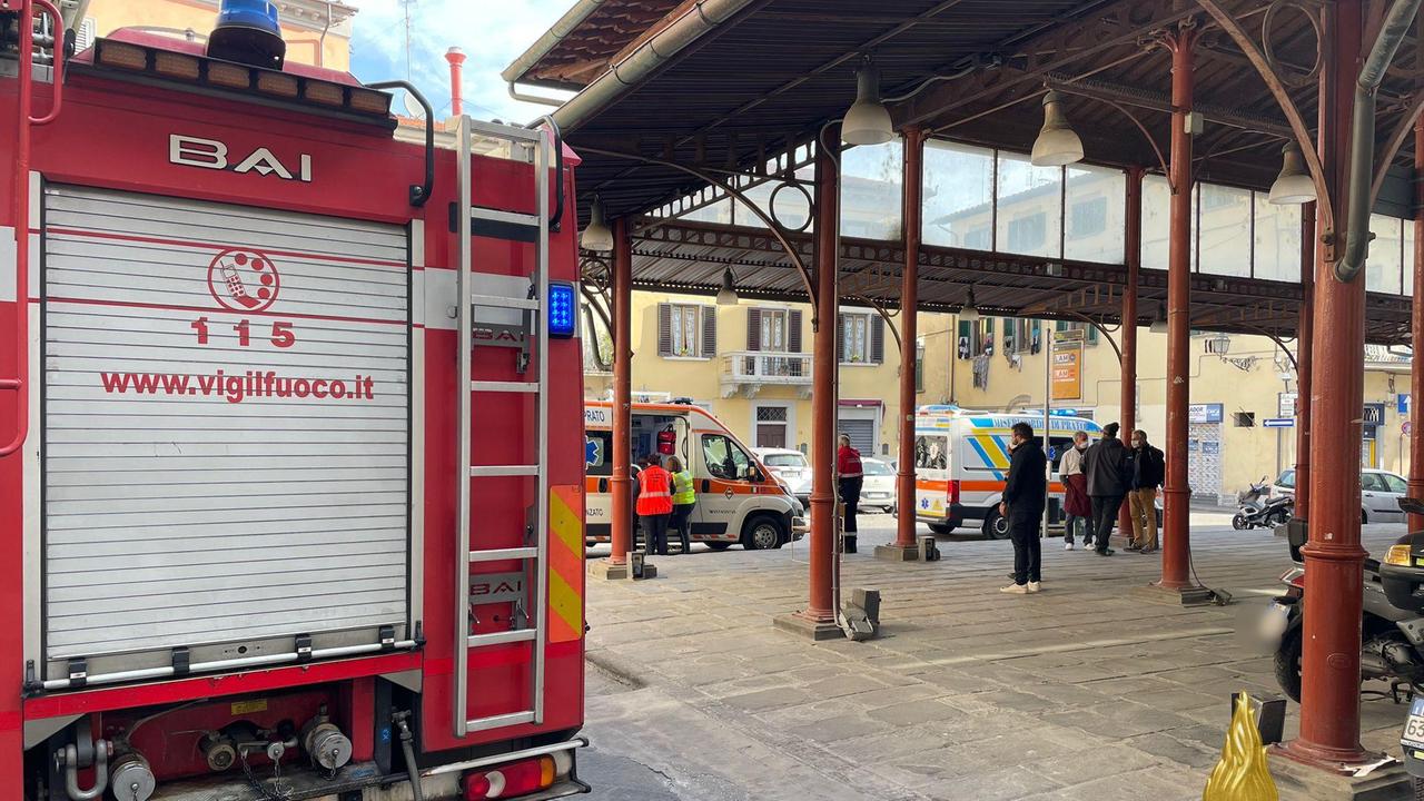 L'intervento dei vigili del fuoco in piazza Lippi