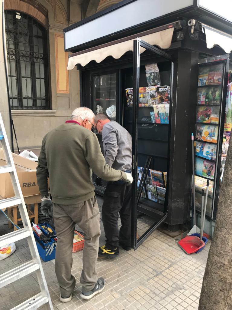 L'edicola danneggiata a Pisa (foto Fabio Muzzi)