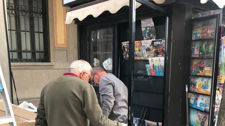L'edicola danneggiata a Pisa (foto Fabio Muzzi)