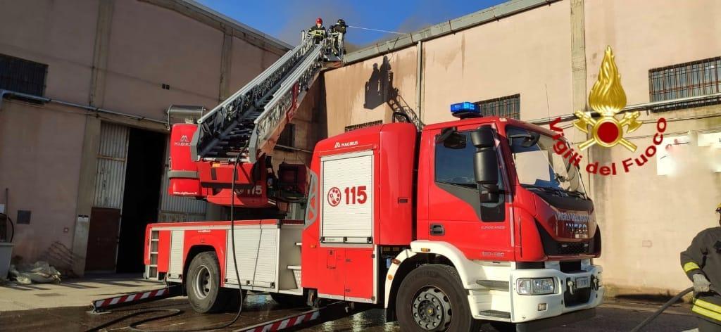 Sestu, fiamme nell'impianto fotovoltaico sul tetto di un capannone