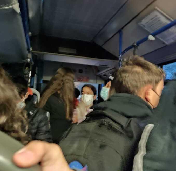 Nonantola, stipati in autobus: gli studenti protestano 