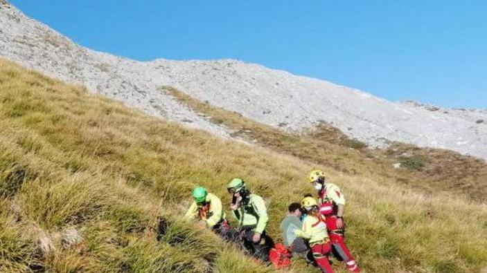 Escursionista cade dal sentiero e scivola per quindici metri