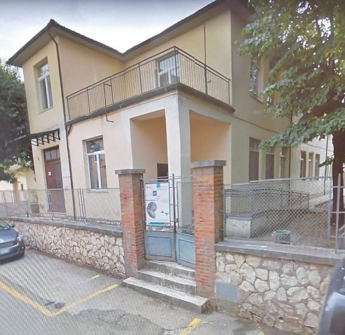 Il tetto rischia di collassare Alunni evacuati e trasferiti 
