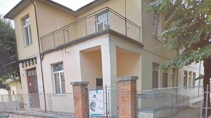 Il tetto rischia di collassare Alunni evacuati e trasferiti
