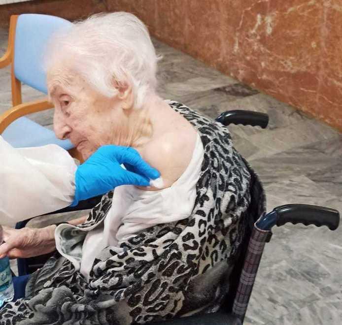 Nonna Tolmina fa il “booster” a 101 anni con altri 37 anziani