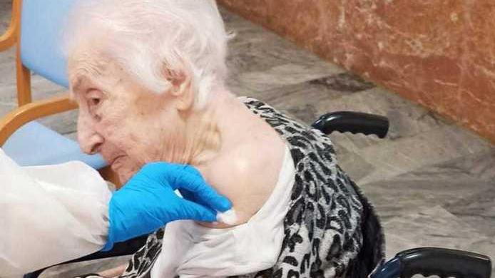 Nonna Tolmina fa il “booster” a 101 anni con altri 37 anziani