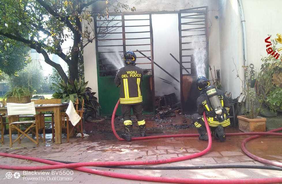 A fuoco un garage Due autobotti ad Agliana