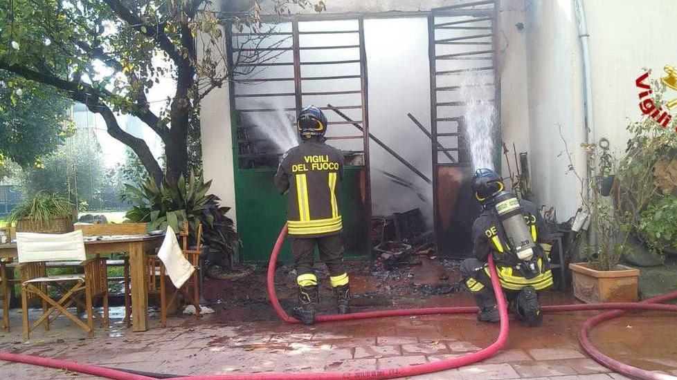 A fuoco un garage Due autobotti ad Agliana