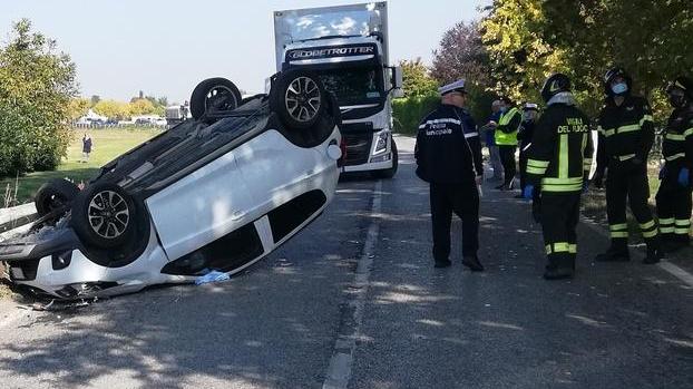 Centra il guard rail e si capovolge Grave un 50enne