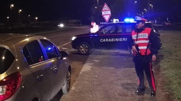 Tampona l’auto dei carabinieri e rifila un pugno al maresciallo 