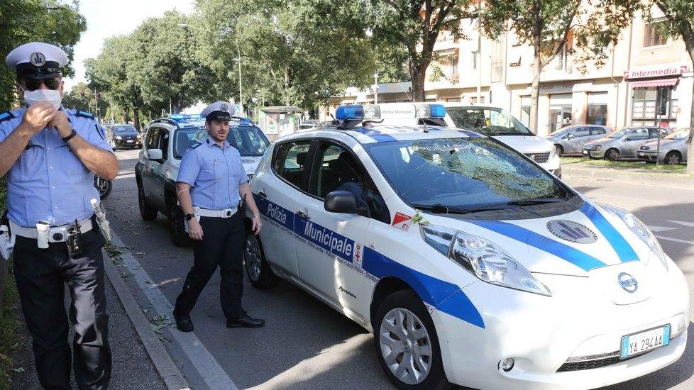 Crea il panico in un bar di piazza Gioberti Arrestato un 25enne