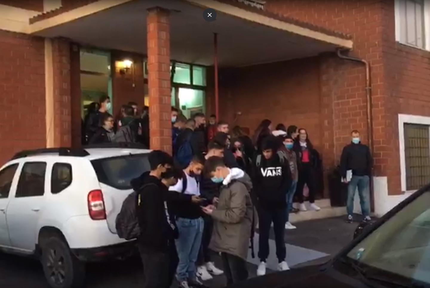 Via al “servizio taxi” dei docenti E l’impresa riapre il cantiere