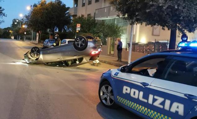 Auto cappottata in via Cesaraccio