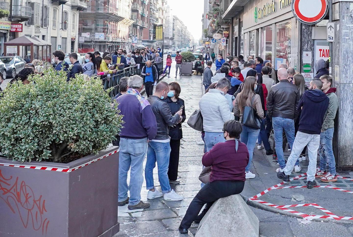 Lunghe code in farmacia, aumentano i vaccinati