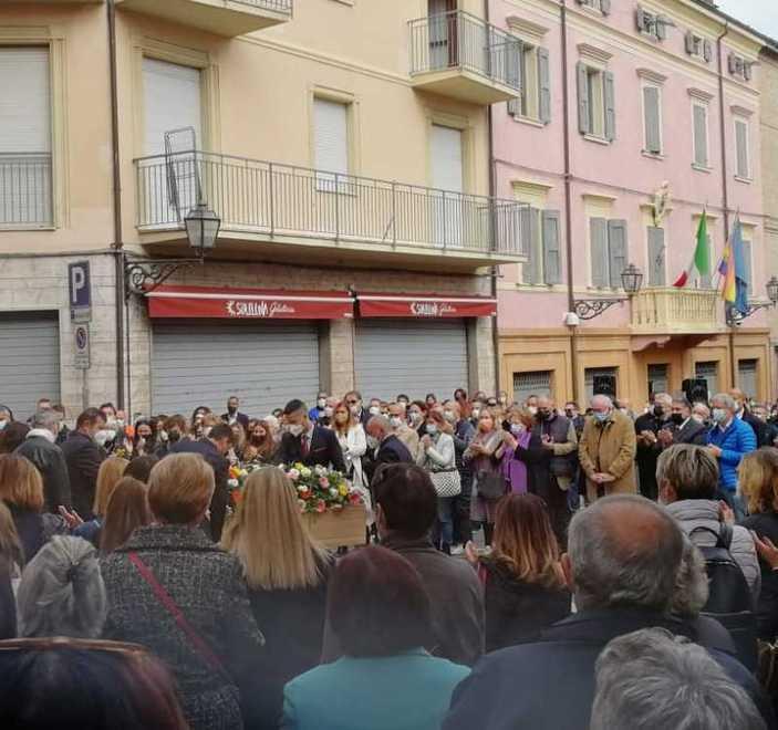 Marano. Oltre cinquecento persone per l’ultimo saluto a Chiara 