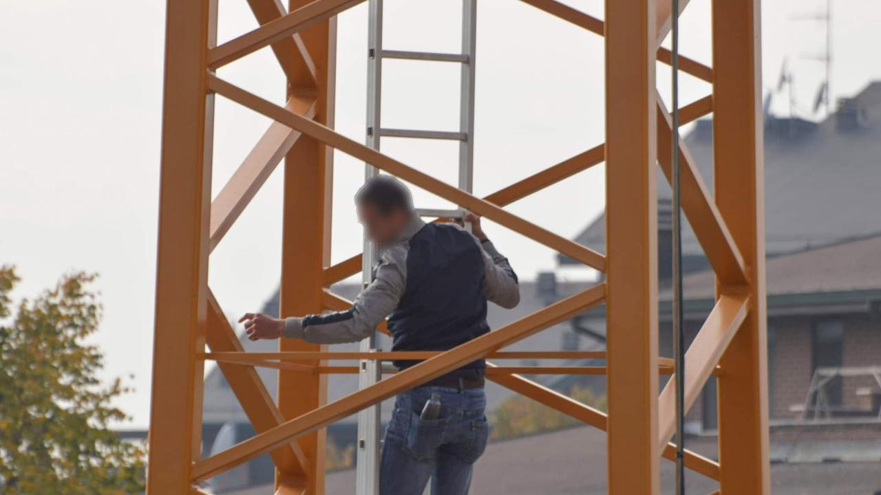 Modena. Operaio scala la gru «Dovete pagarmi» Scende dopo il bonifico