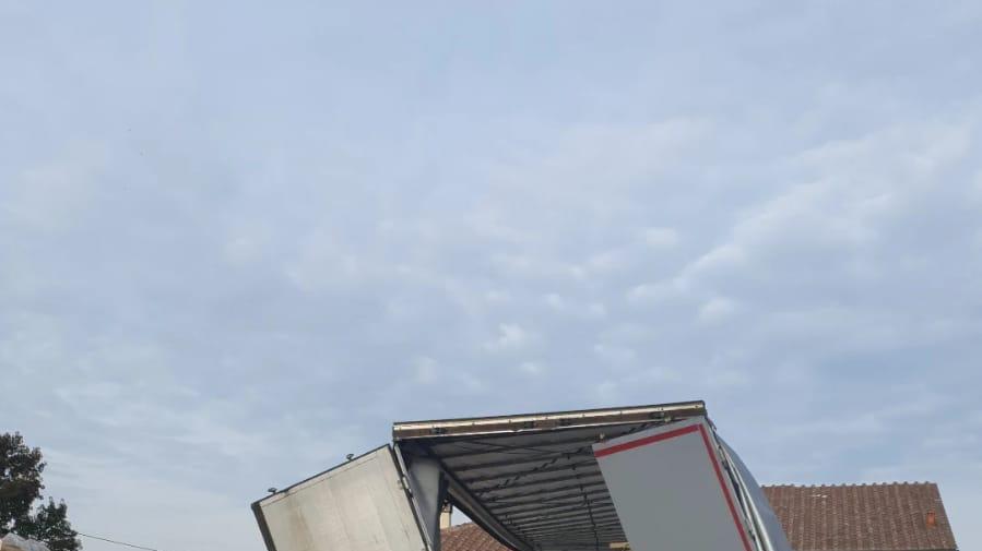 il cassone del camion squassato dalla caduta del legname