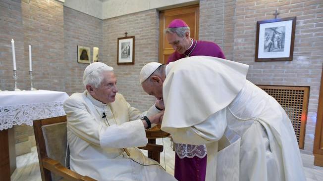 Ratzinger: ricorda amici scomparsi, spero unirmi presto a loro