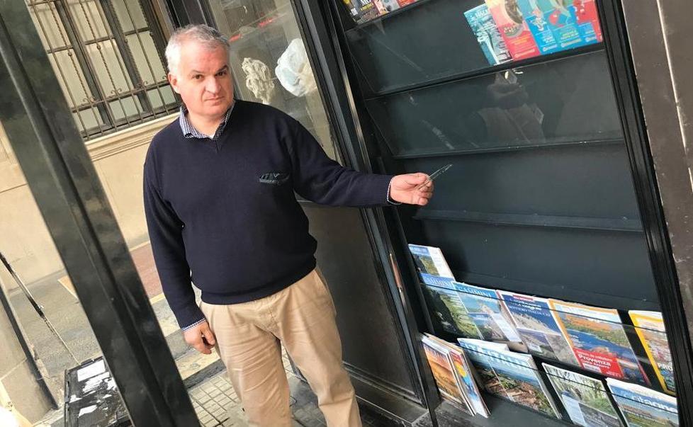 L’edicolante Giuliano Nardi mostra la vetrina rotta dal balordo che lo ha anche aggredito