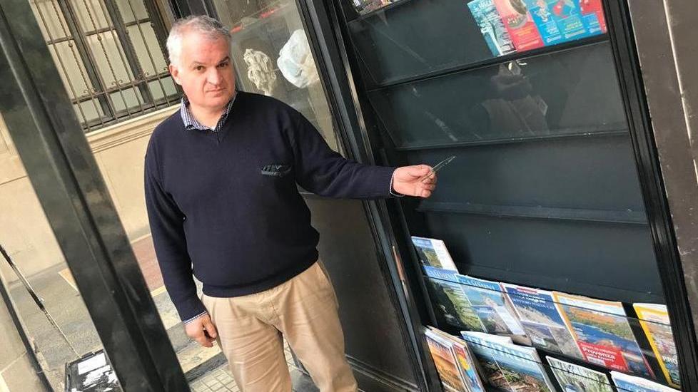 L’edicolante Giuliano Nardi mostra la vetrina rotta dal balordo che lo ha anche aggredito