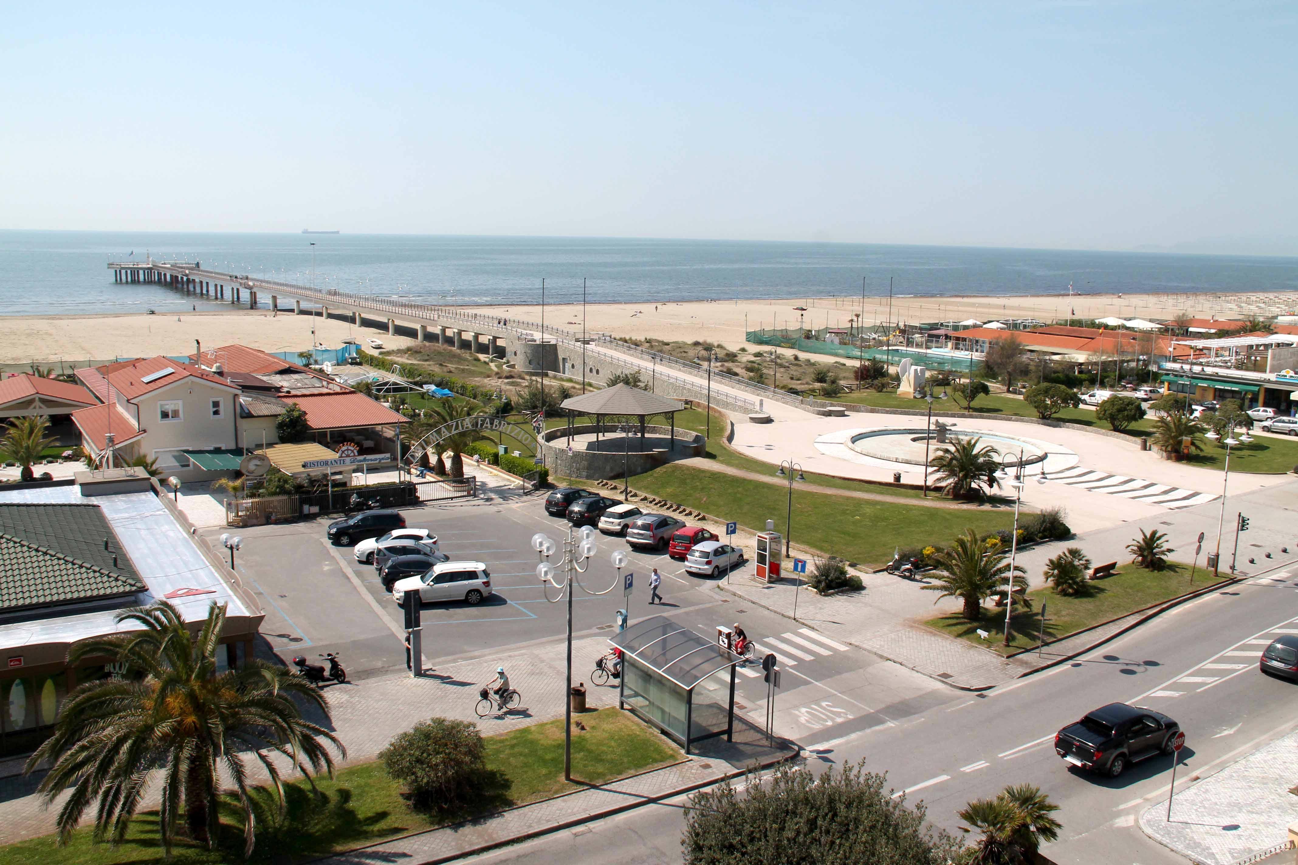 Il lungomare di Tonfano con la piazza del pontile