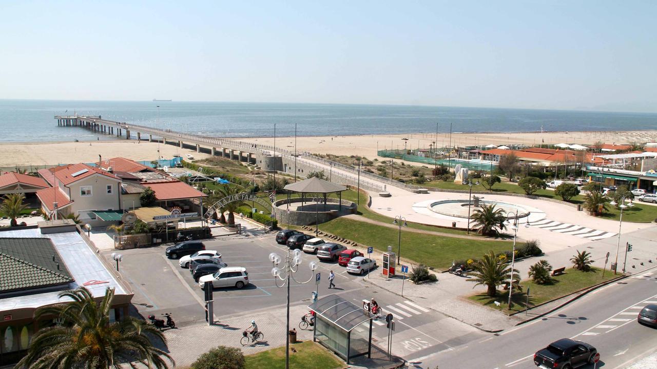 Il lungomare di Tonfano con la piazza del pontile