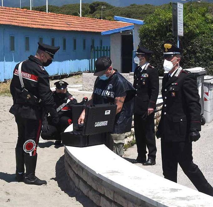 I rilievi dei carabinieri nel luogo in cui la giovane sarebbe stata stuprata