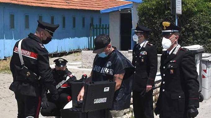 I rilievi dei carabinieri nel luogo in cui la giovane sarebbe stata stuprata