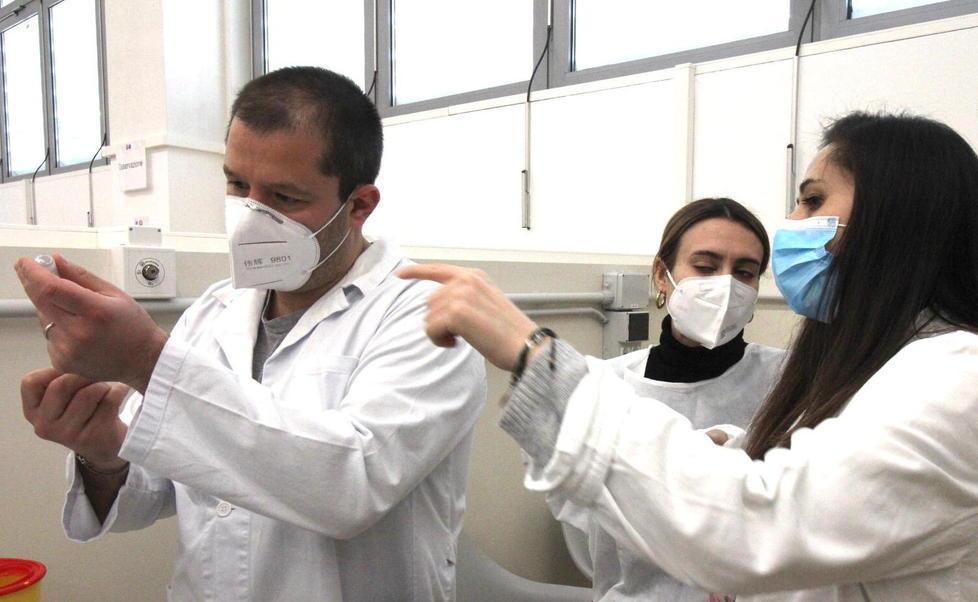 Il dottor Niccolò Biancalani, primo a sinistra, durante la vaccinazione al Centro Pegaso