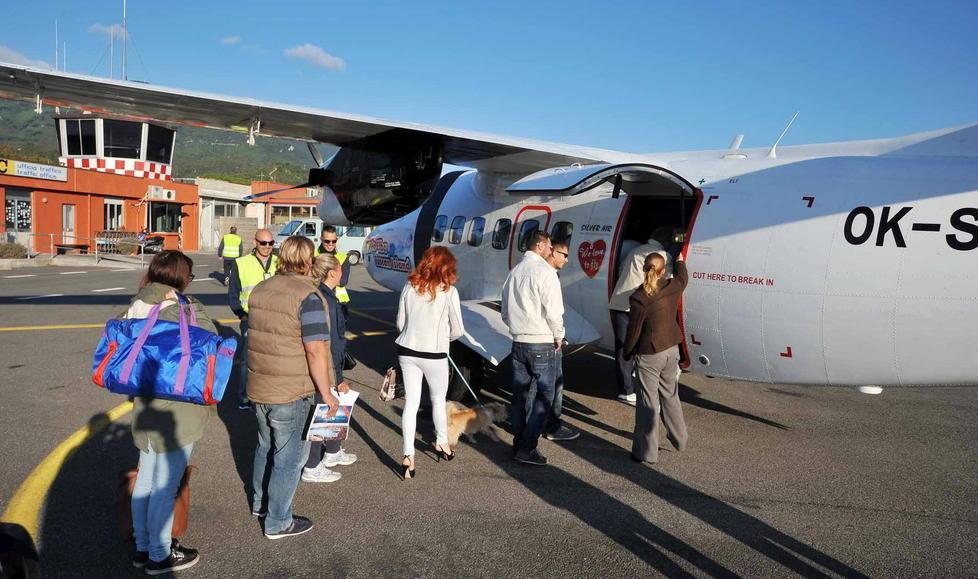 Passeggeri in partenza dall’aeroporto di La Pila, lo scalo nel territorio comunale di Campo nell’Elba